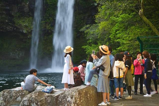 Cheonjiyeon Falls