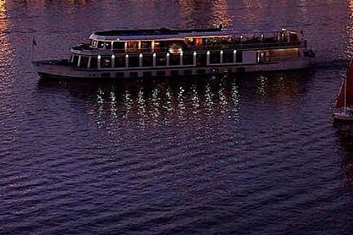 Private tour to Giza Pyramids and Dinner Nile Cruise