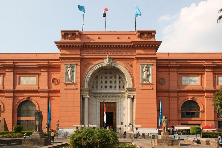 Private day tour to Sakkara and Egyptian museum