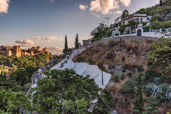 Granada: Alhambra, Albaicin and Sacromonte Guided Tour