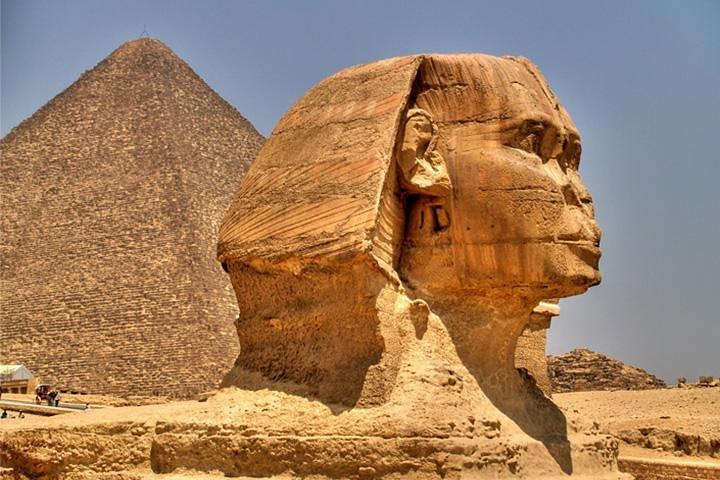 Giza Pyramids, Sphinx & Egyptian Museum with Lunch