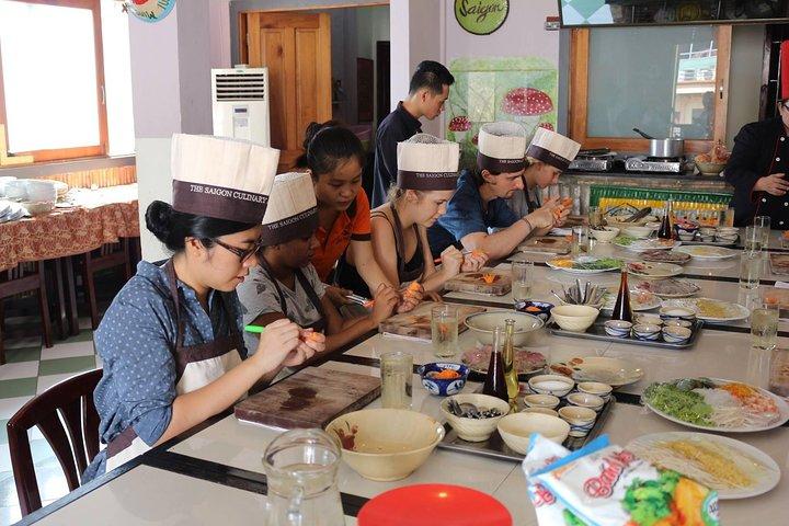Small-group Cooking Class with Market visiting (3 hours)