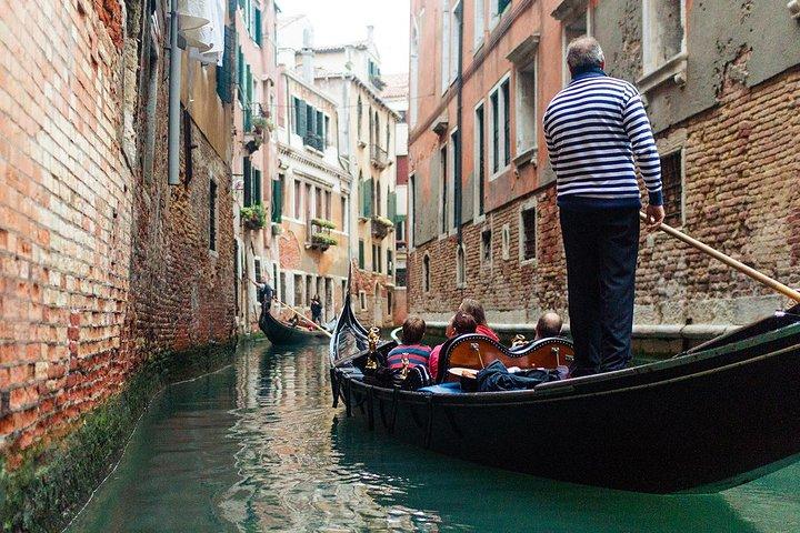 Venice Tour: Skip-Line St Mark’s & Gondola Ride