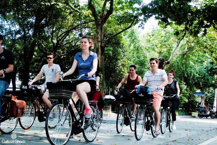 Half-Day Bike Tour of Shanghai Old Town with Food Tasting