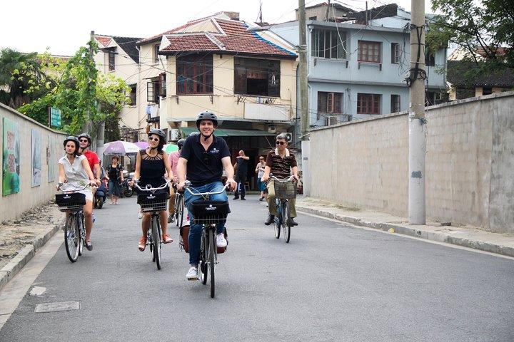 Half-Day Bike Tour of Shanghai Old Town with Food Tasting
