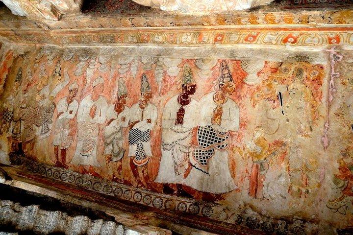 Day trip from Bangalore to Lepakshi for Temple architecture & paintings