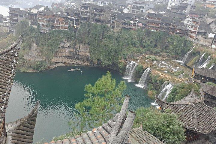 Private Transfer from Zhangjiajie to Fenghuang and stops at Furong old town