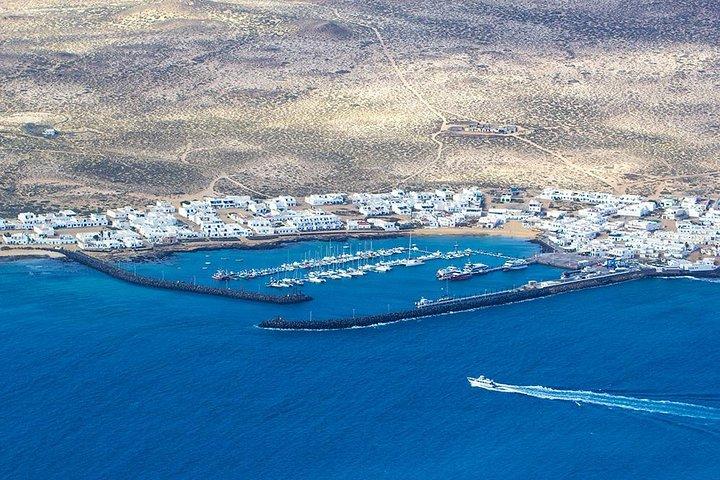 La Graciosa at your leisure (bus transfer and return ferry ticket)