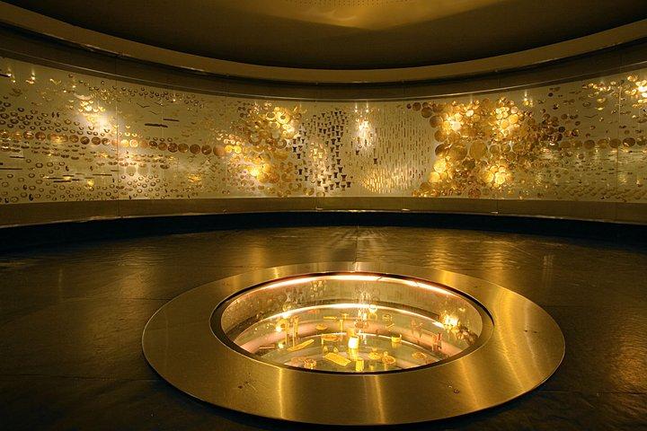 Private Guided Tour of Bogotá's Gold Museum with Transport