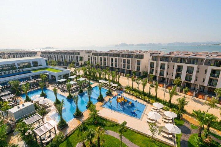 Halong Bay 2 days 1 night transfer limousine sleep on 5 star Royal Lotus Resort and Villa