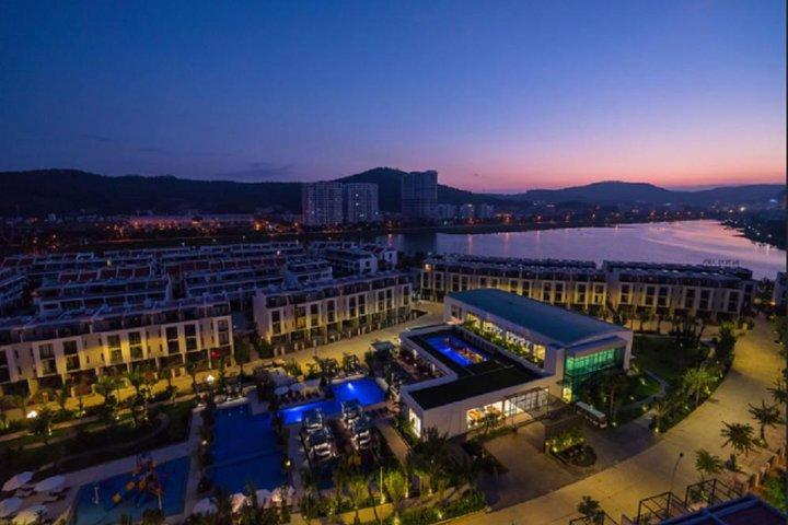 Halong Bay 2 days 1 night transfer limousine sleep on 5 star Royal Lotus Resort and Villa