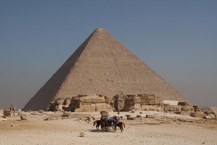 Private Day Tour to Giza Sakkara Dahshur with Dinner Cruise