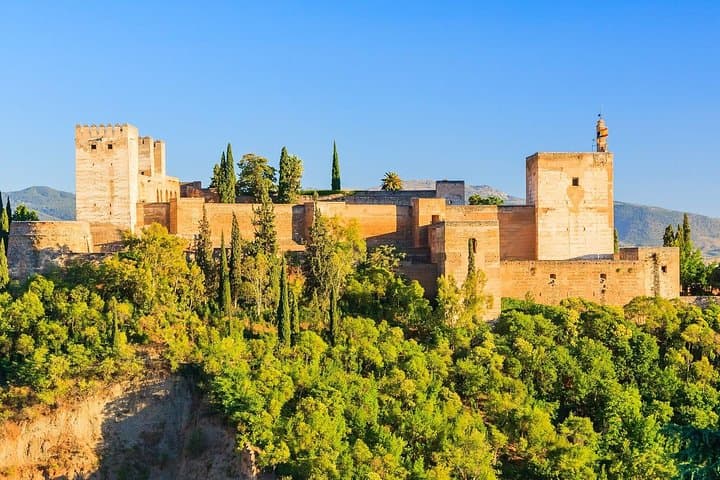 Alhambra Guided Tour with Generalife Gardens
