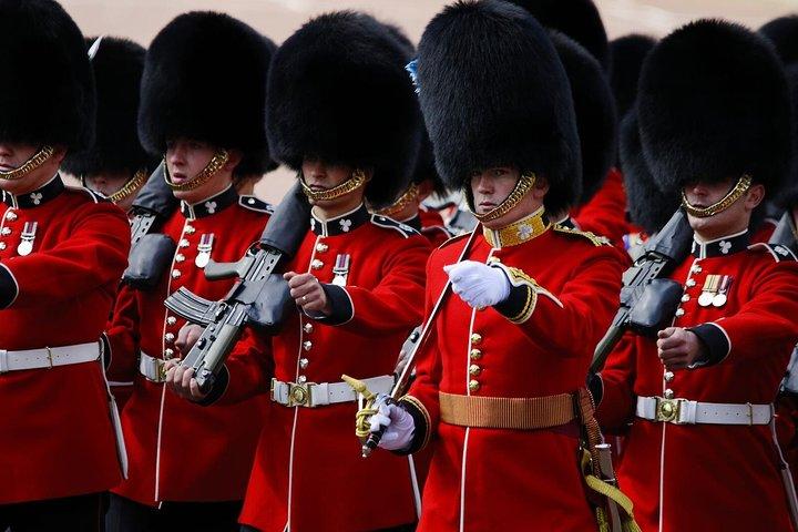 London Vintage Bus Tour Including River Thames Cruise with Optional Lunch