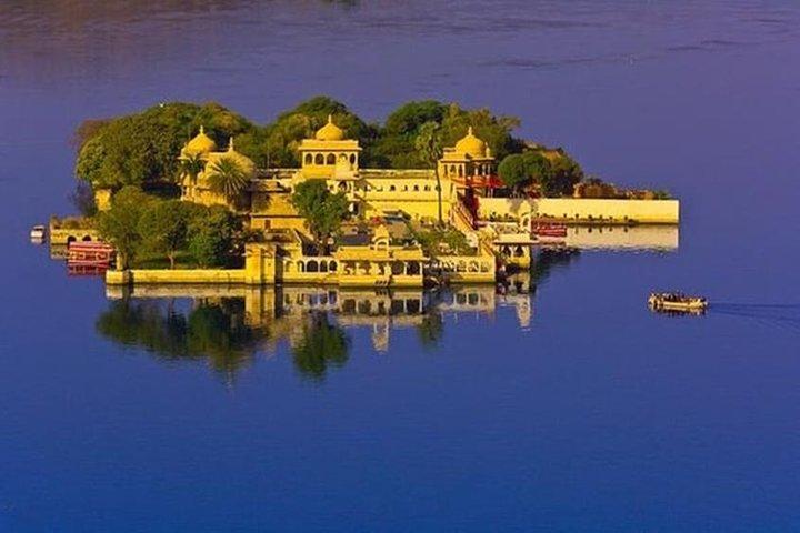 Udaipur Sightseeing Tour with Jagmandir Boat ride and City Palace