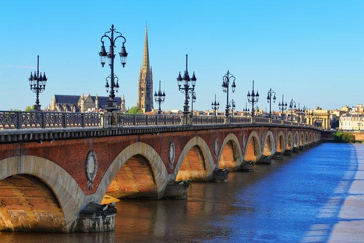 2-Hour Walking Tour of the City’s Iconic Sights and History