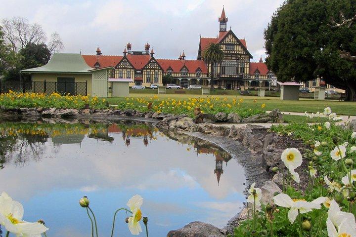 Private 3 Day Tour: Hobbiton, Rotorua, Waitomo & Hamilton Gardens