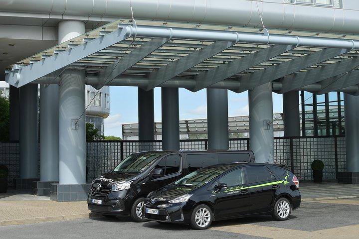 SUV Private Transfer: Paris to Charles de Gaulle Airport (CDG)