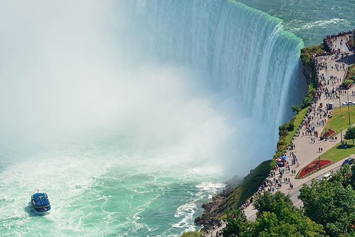 Niagara Falls Canadian Luxury Tour: Boat, Journey, Skylon & Lunch
