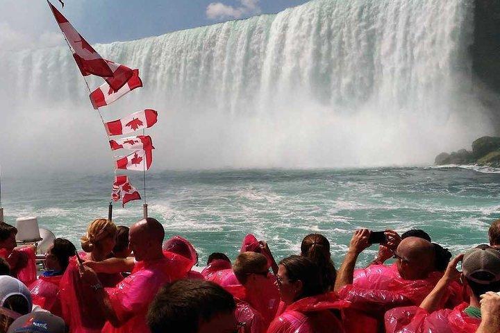 Guided Day Tour to Niagara Falls from Toronto with Boat & Lunch