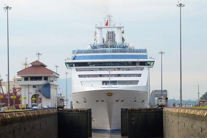 Half day of Panama city and canal tour: shared and private