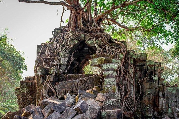 Kulen Waterfall, 1000 Linga River & Beng Mealea Small-Group Tour