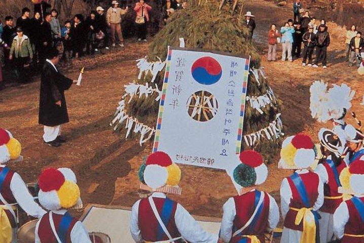 Hwaseong Fortress and Korean Folk Village Tour from Seoul