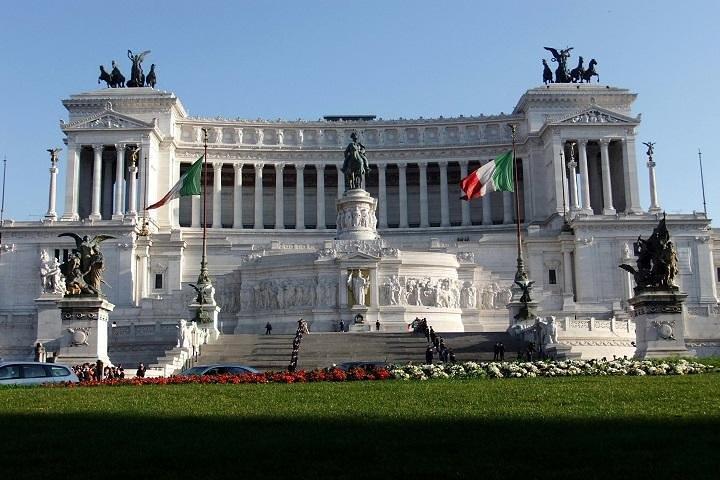 Private Airport Pick-Up + Rome Tour + Transfer to Civitavecchia