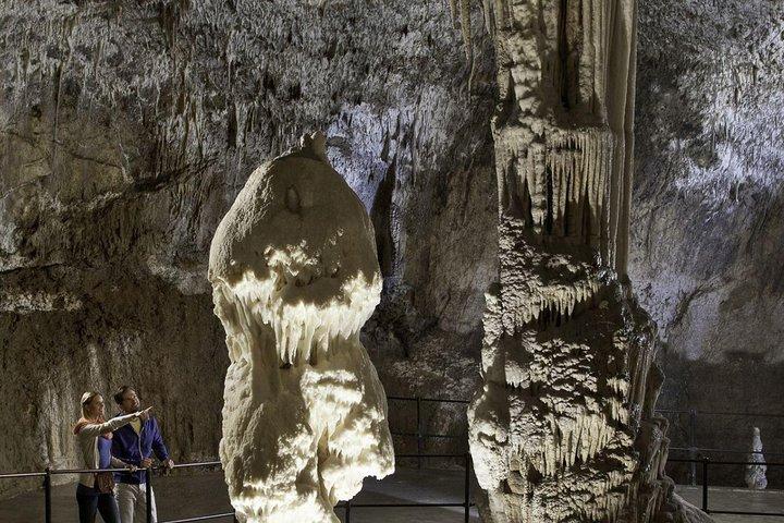 Ljubljana: Postojna cave & Predjama castle small group tour