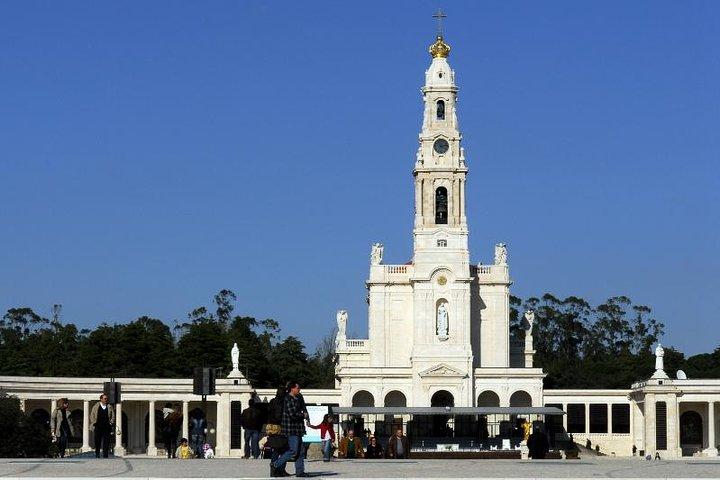 Faith and Heritage: Fátima Batalha Nazaré and Óbidos Private Tour from Lisbon