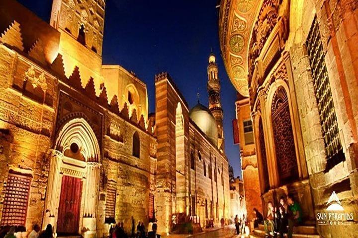 Cairo: Giza Pyramids and Islamic Cairo Guided Layover Tour