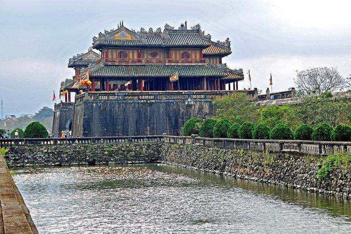 Hue’s Top Attractions by Car with Informative ES Driver