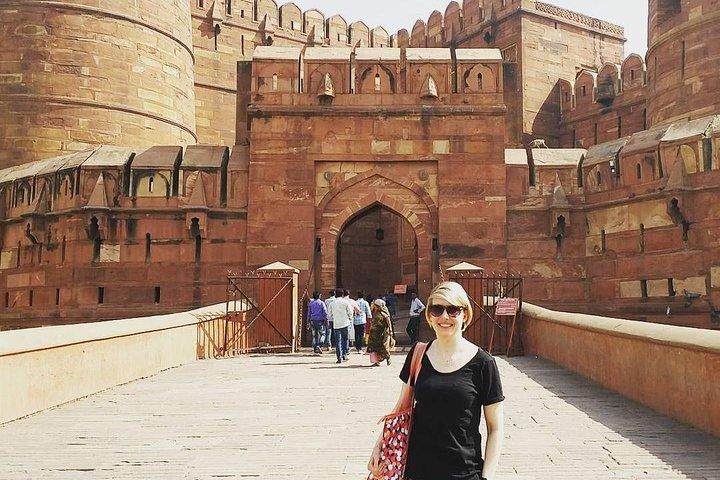 Skip-the-Line: Agra Fort Entrance Ticket with Guided Tour
