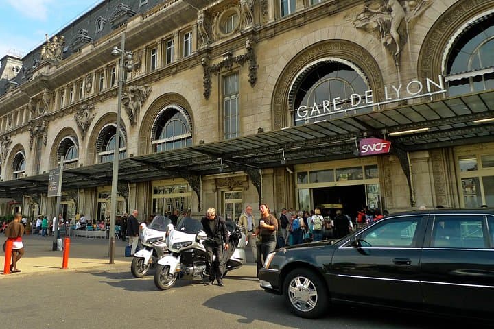 Paris Private Arrival Transfer: Railway Station to Hotel