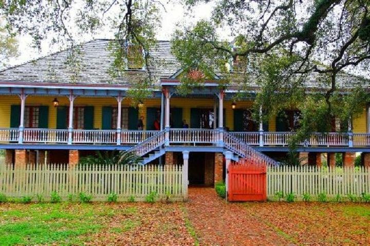 Oak Alley or Laura Plantation with Transportation From downtown