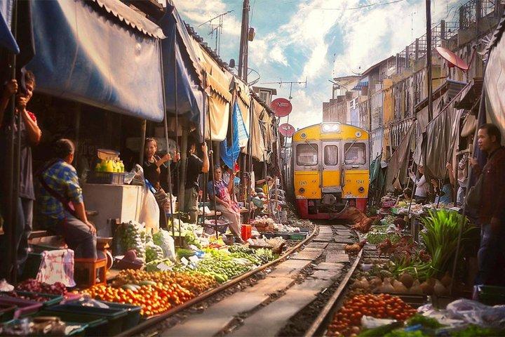 Floating Market with Wat Bang Kung Temple and the Railway Market