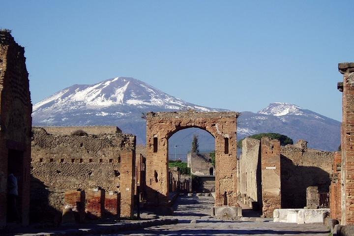 Pompeii and Naples From Rome: Private Full-Day Tour with Lunch