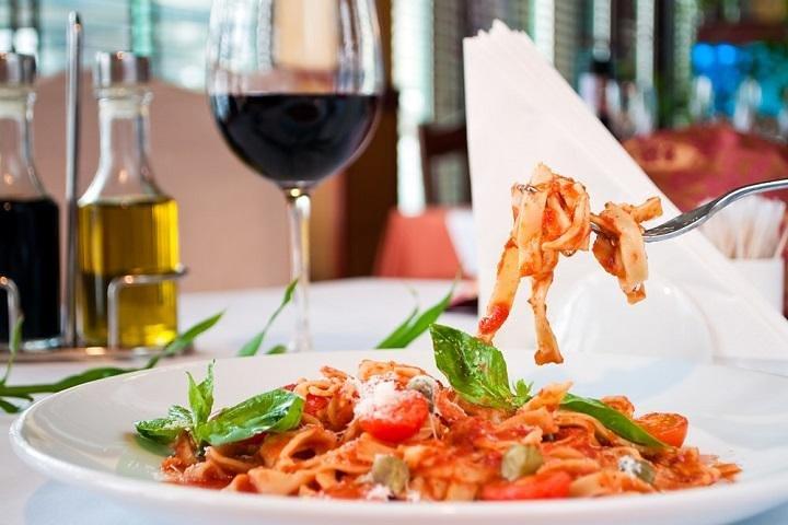 Rome: Private Cooking Class with Market Shopping Tour