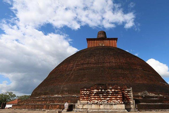 Anuradhapura Ancient City Day Tour from Kandy (Private Tour)