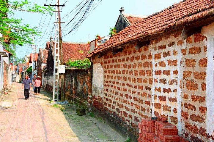 Instagram Tour Duong Lam Ancient Village with Train Street Visit
