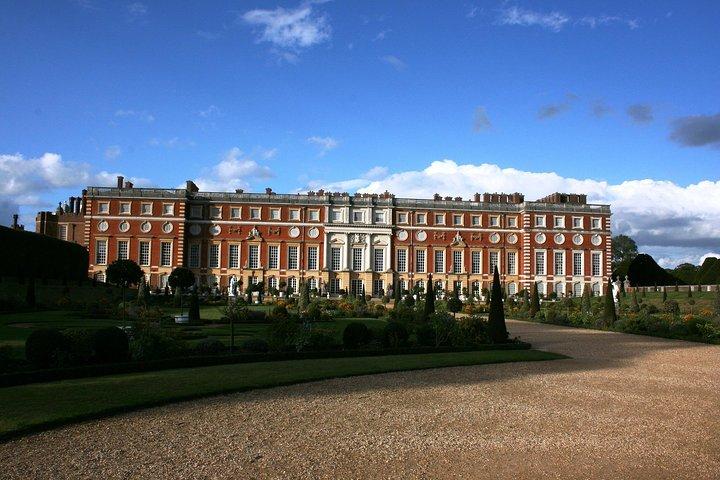 Private Hampton Court Palace Tour With Private Guide and Iconic London Taxi