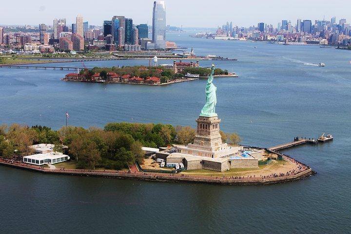 Luxury Private Tour in New York City by Vehicle with Tour Guide