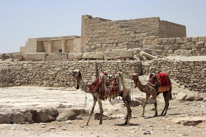 Small-Group Day Tour to Giza Pyramids, Egyptian Museum and Bazaar from Cairo