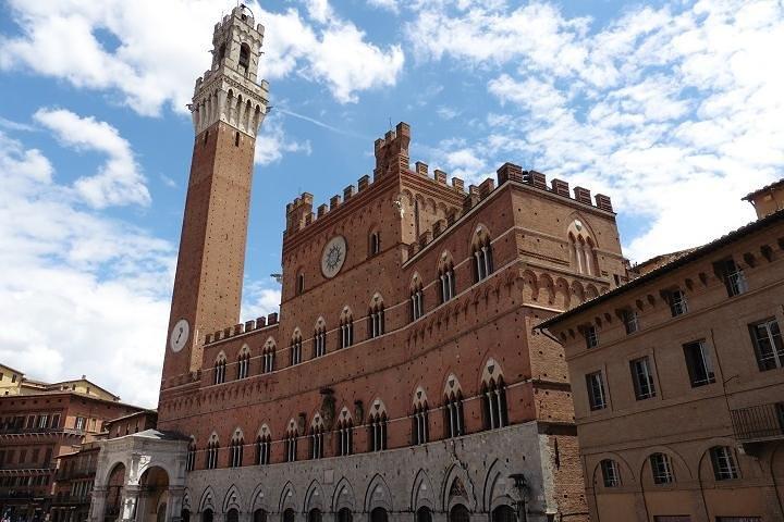 Siena, San Gimignano and Chianti Wine Small Group from Lucca