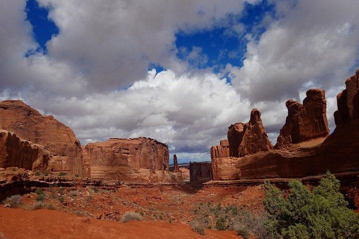 Moab Arches Walking Tour: More Stops. More Views. More Arches.