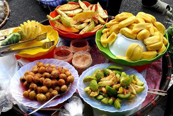 Hanoi Walking Foodie Tour by night