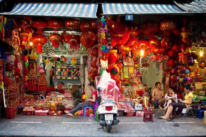 Private Tour: Hanoi walking street food tour in night
