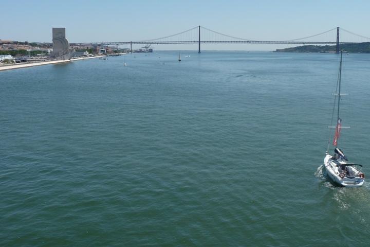 Morning Sailing Tour in Tagus River from Lisbon