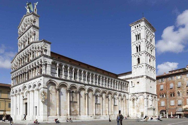 Lucca: Self-Guided Tour by Bike with MAP