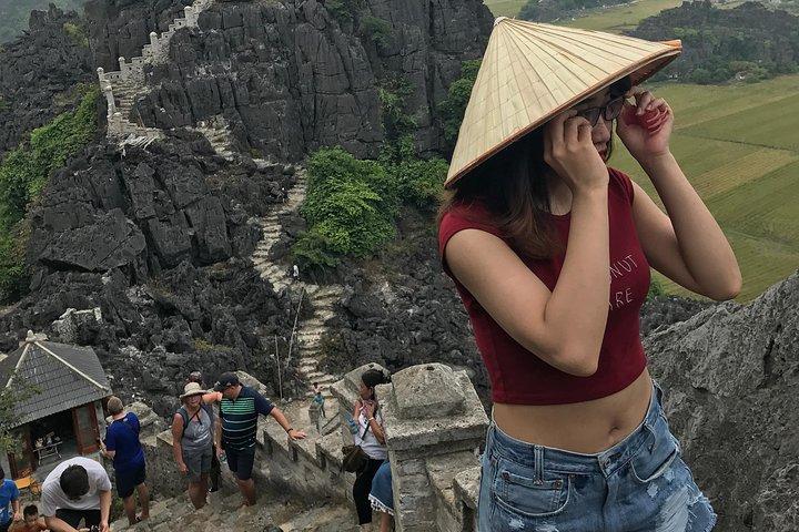 Full-Day Trang An, Hoa Lu and Mua Cave Tour with Lunch